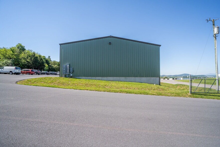 More Photos Of 1571 Pleasants Dr, Mount Crawford Warehouse For Lease