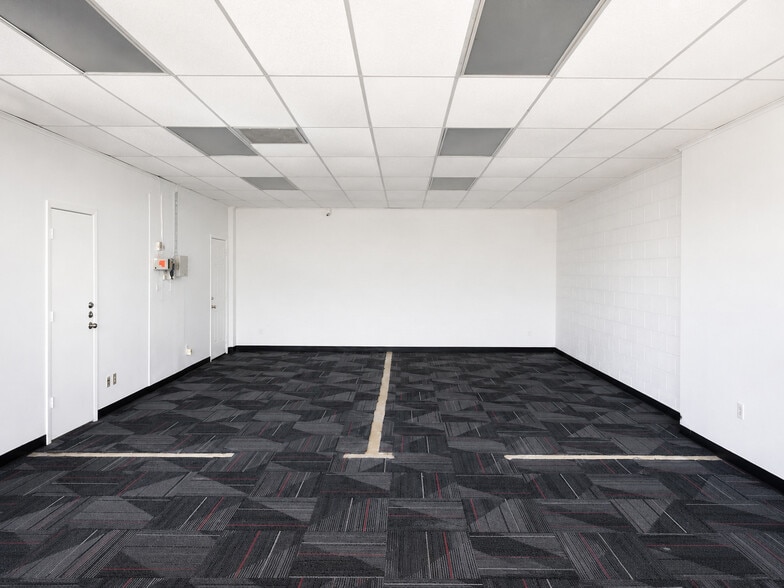 More Photos Of 220 W Jefferson Blvd, Dallas Storefront Retail Office For Lease