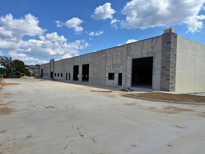 More Photos Of 325 Hancock Dr, Hudson Oaks Flex For Sale