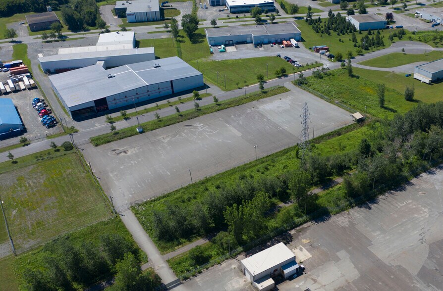 More Photos Of 1040 Rue Daigneault, Granby Distribution For Lease