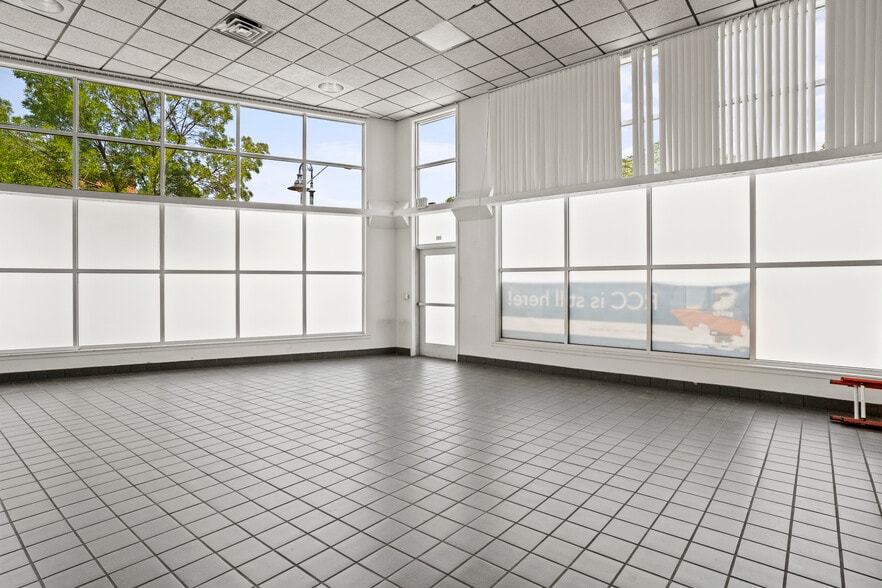 More Photos Of 202 S Riverside Ave, Medford General Retail For Sale