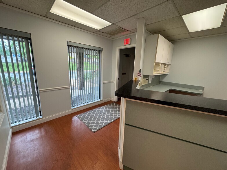More Photos Of 14378-14390 Woodlake Dr, Town and Country Office For Sale