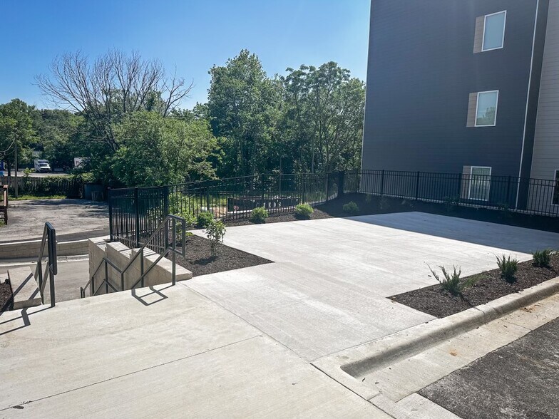 More Photos Of 7510 N Oak Trfy, Gladstone Apartments For Lease