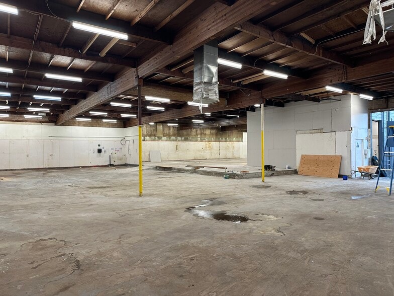 More Photos Of 15215 Keswick St, Van Nuys Warehouse For Lease