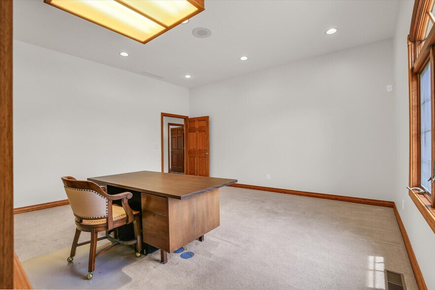 More Photos Of 606 W Oak St, Fairbury Office For Sale