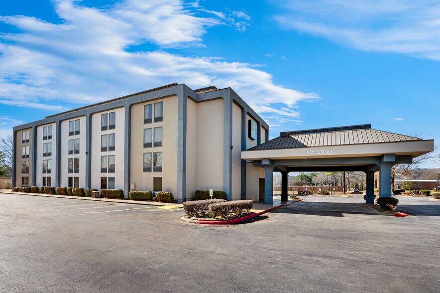 More Photos Of 500 W 29th St, North Little Rock Hotel For Sale
