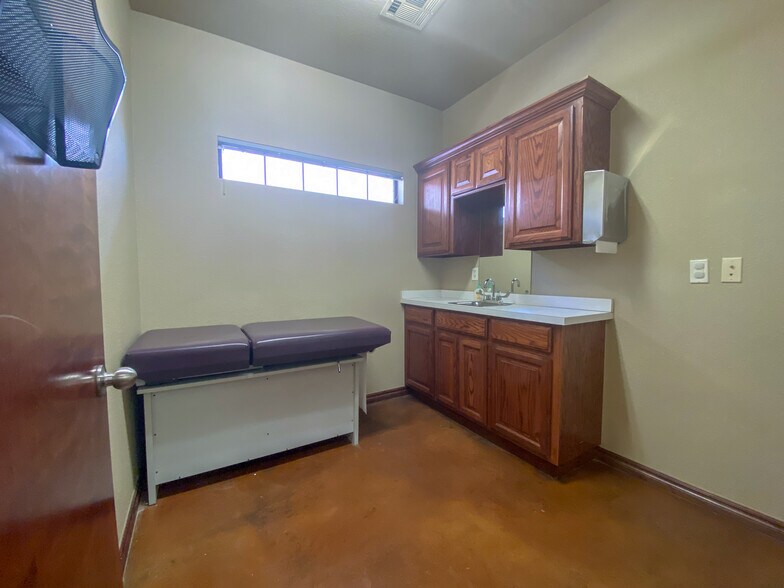 More Photos Of 2400 Palmer Cir, Norman Medical For Lease