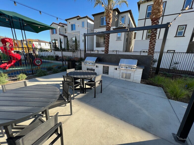 More Photos Of 3005 Cochran St, Simi Valley Specialty For Lease