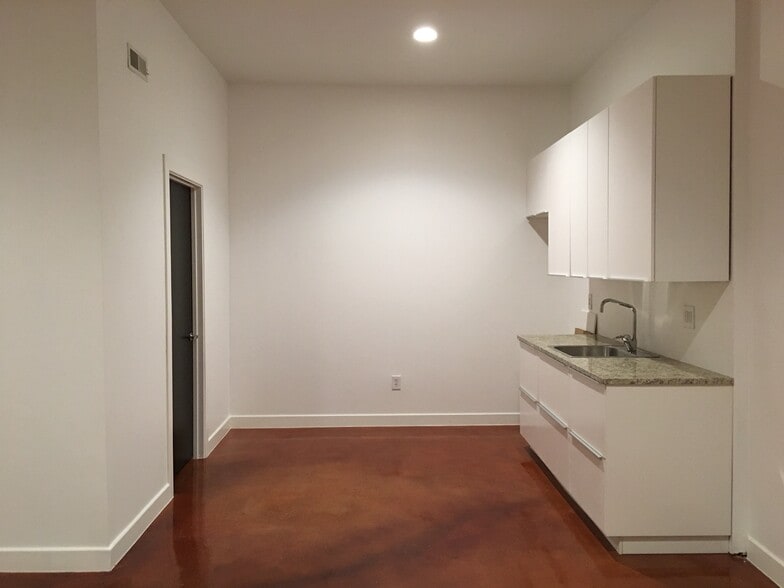 More Photos Of 2008 Central Ave, Cincinnati Loft Creative Space For Lease