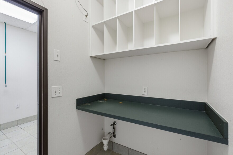 More Photos Of 1695 S State Highway 121, Lewisville Veterinarian Kennel For Lease