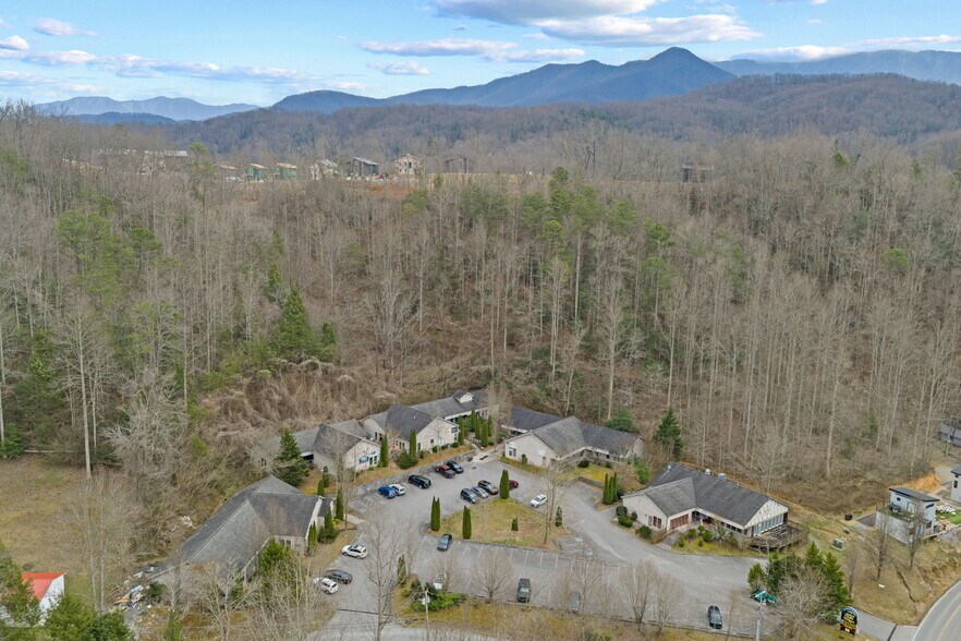 More Photos Of 170 Glades Rd, Gatlinburg Freestanding For Sale