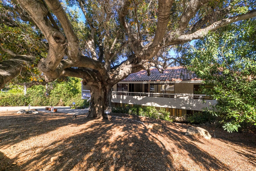 More Photos Of 28215 Agoura Rd, Agoura Hills Office For Lease