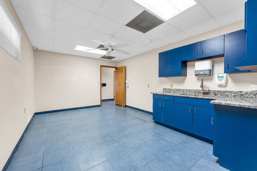More Photos Of 7848 Lake Underhill Rd, Orlando Medical For Lease