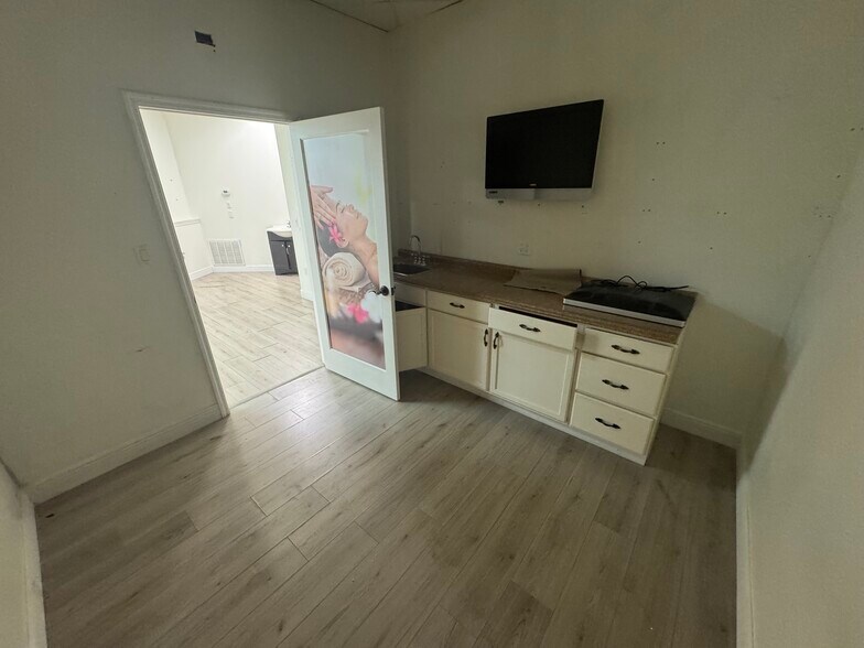 More Photos Of 3280 Commercial Way, Spring Hill Storefront Retail Office For Lease