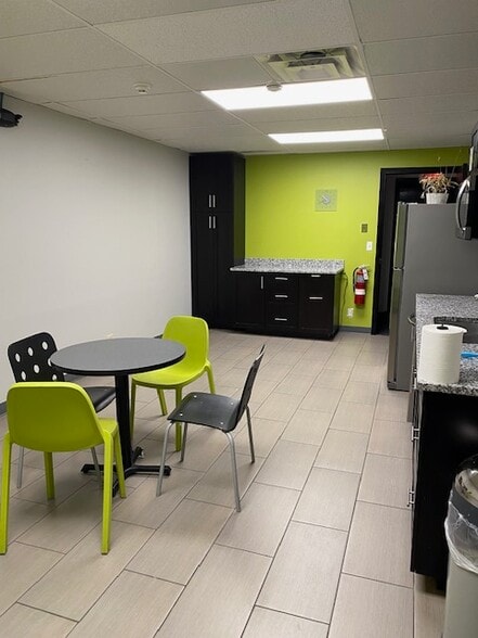 More Photos Of 700 Nicholas Blvd, Elk Grove Village Office For Sale