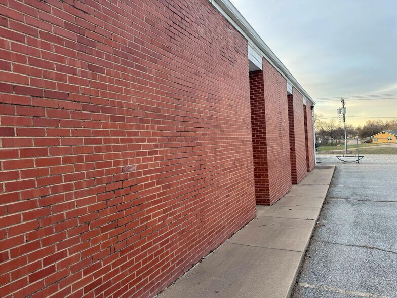 More Photos Of 1810 E Broadway Ave, Enid Flex For Sale