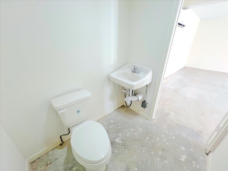 More Photos Of 7704 Irvington Blvd, Houston General Retail For Lease