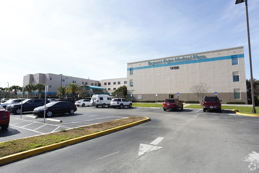 More Photos Of 14100 Fivay Rd, Hudson Medical For Lease