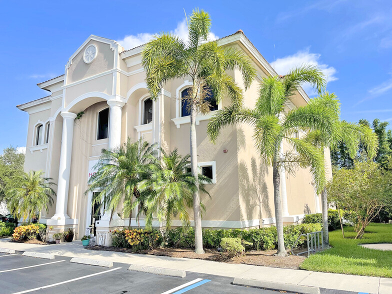 Primary Photo Of 6634 Willow Park Dr, Naples Office For Lease