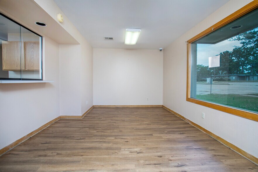 More Photos Of 707 N Waldrip St, Grand Saline Hospital For Lease