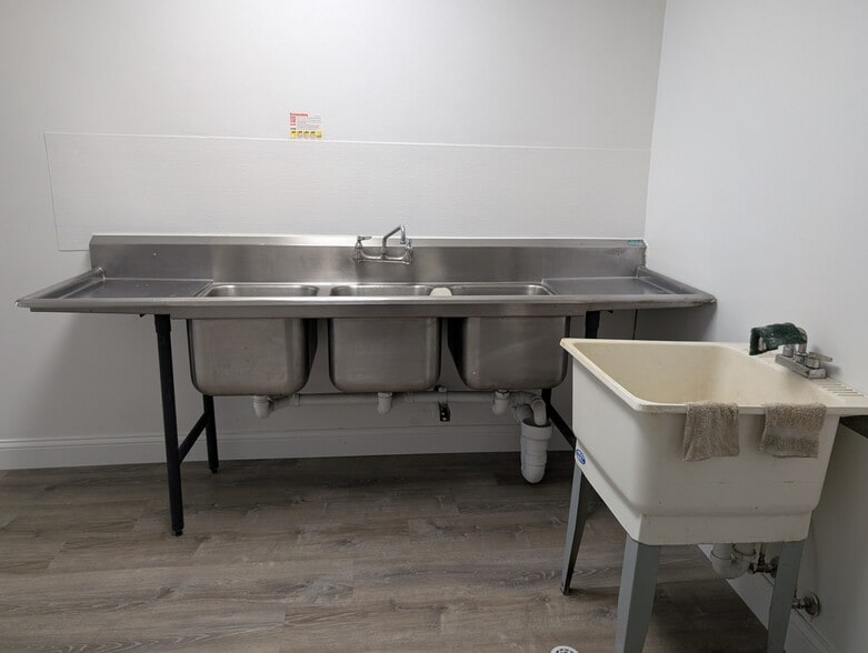 More Photos Of 5036 Richfield Rd, Flint Storefront For Sale