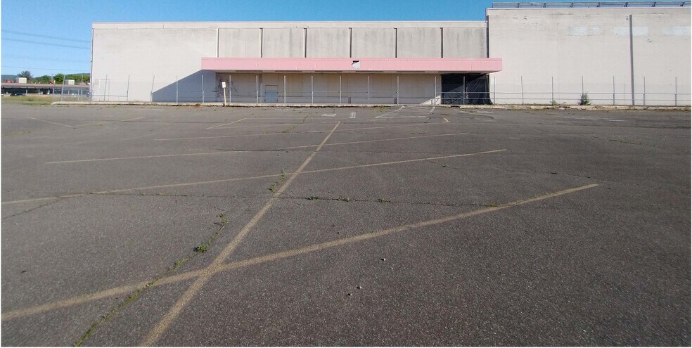 More Photos Of 219 Vestal Ave, Endicott Freestanding For Sale