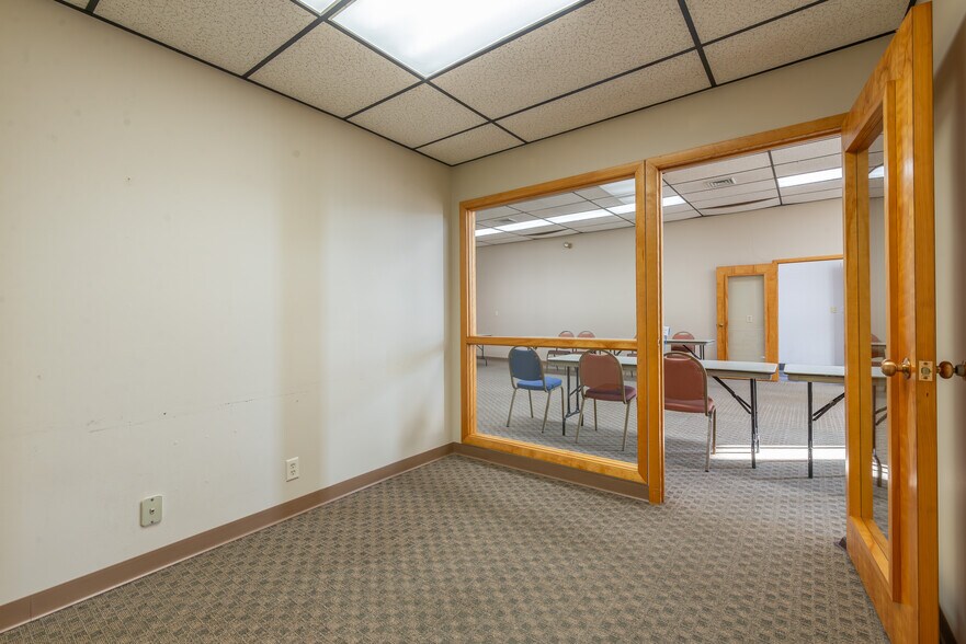 More Photos Of 210 W Spring St, Freeport Office For Sale