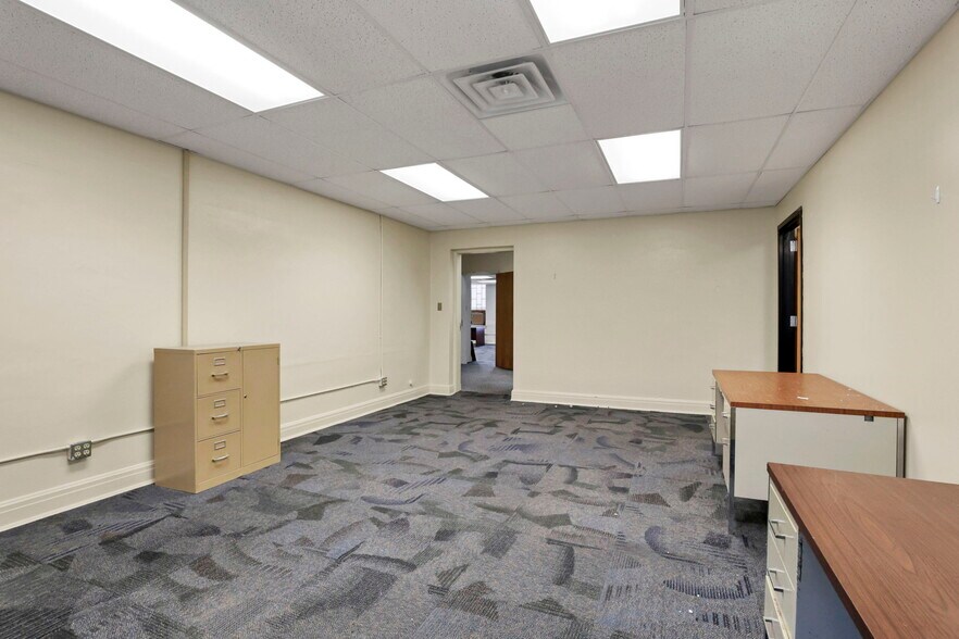 More Photos Of 300 E Auburn Ave, Springfield Office For Sale