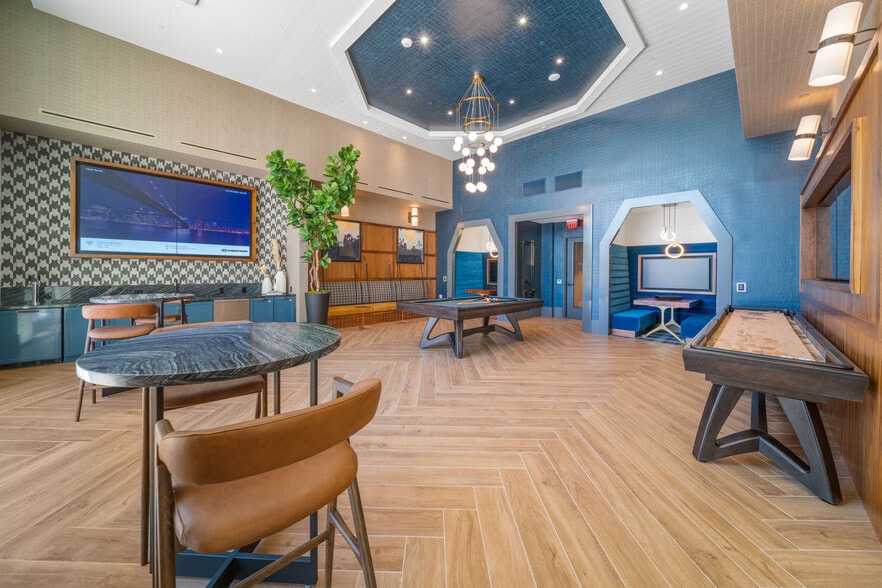 More Photos Of 585 Anton Blvd, Costa Mesa Apartments For Lease