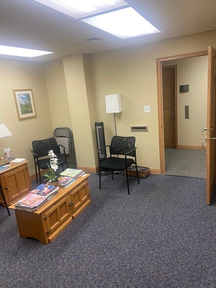 More Photos Of 929 S Main St, Lombard Office For Lease