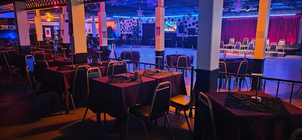 More Photos Of 22 Ash Swamp Rd, Newmarket Theater Concert Hall For Lease