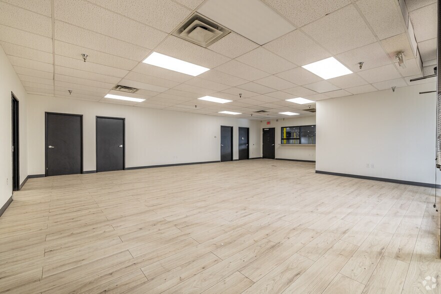 More Photos Of 2301 W Commerce St, Dallas Distribution For Lease