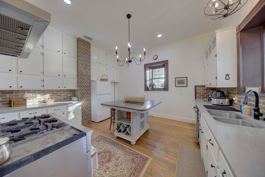 More Photos Of 405 W Avenue E, Alpine Specialty For Sale