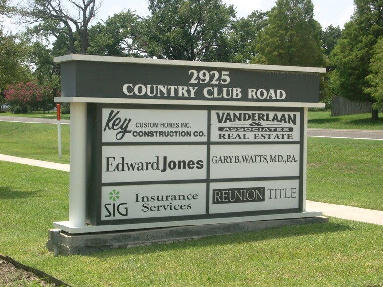 More Photos Of 2921 Country Club Rd, Denton Unknown For Lease