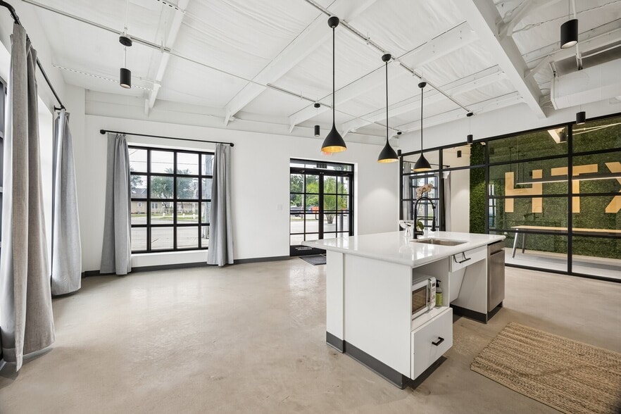 More Photos Of 4521 N Main St, Houston Medical For Lease