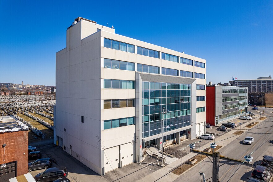 More Photos Of 8255 Av Mountain Sights, Montréal Office For Sale