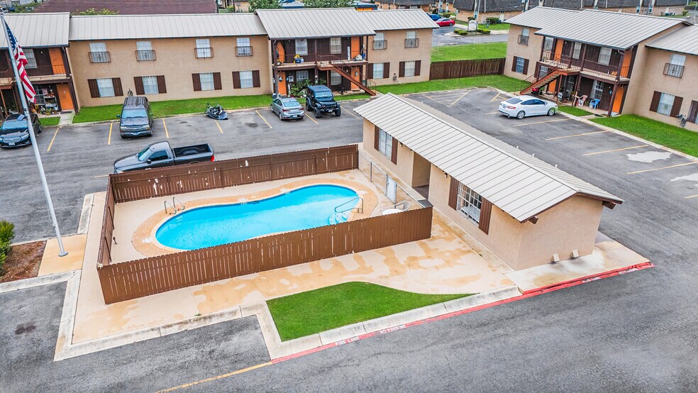 More Photos Of 500 E Nopal St, Uvalde Apartments For Sale