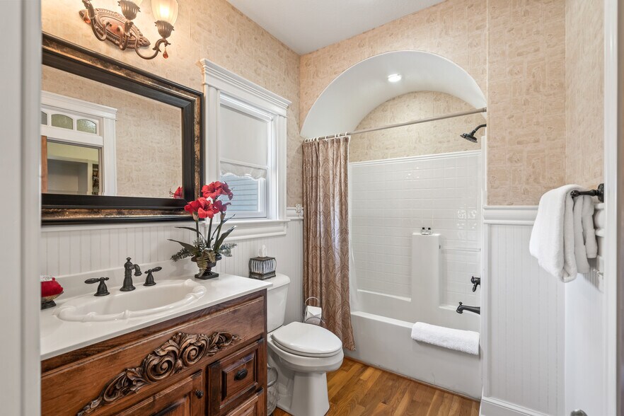 More Photos Of 306 N Main St, Bentonville Hospitality For Sale