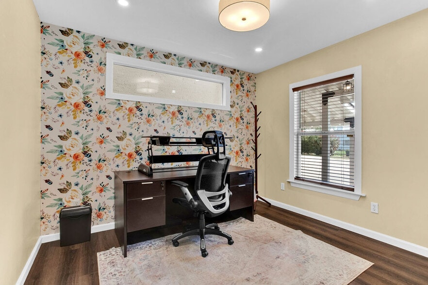More Photos Of 313 E Charnwood St, Tyler Office For Lease