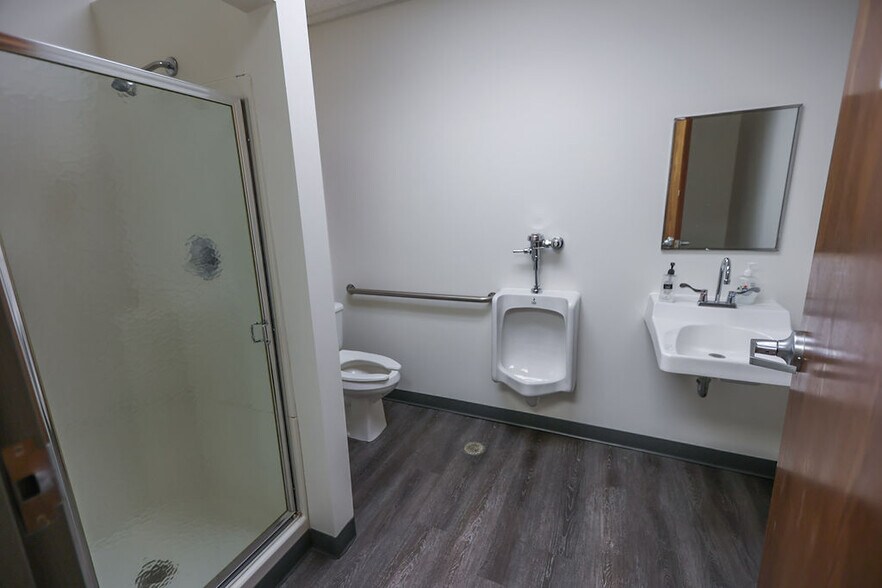 More Photos Of 1615 S Ingram Mill Rd, Springfield Office For Lease