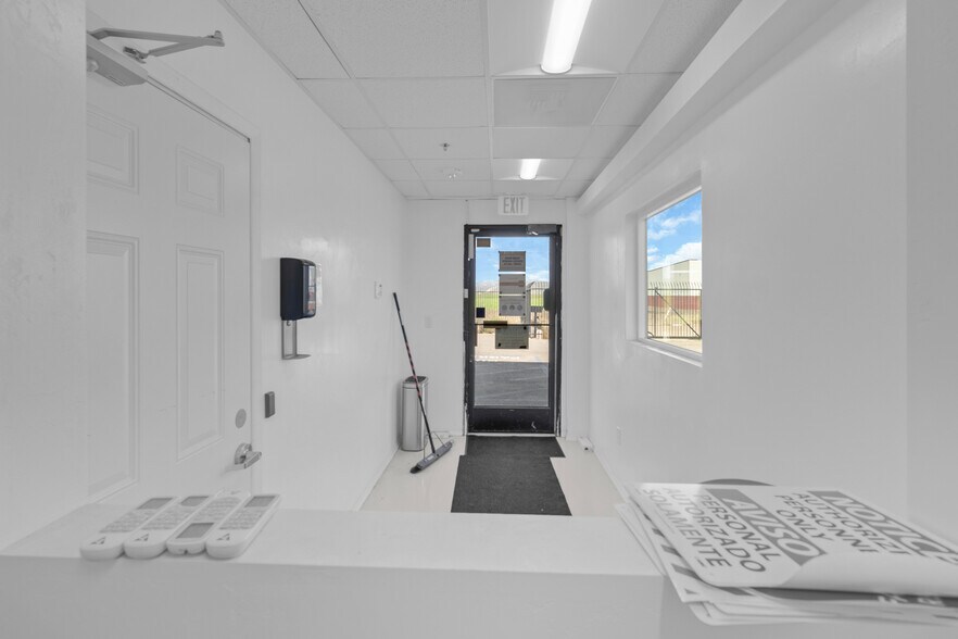 More Photos Of 991 Industrial Way, King City Warehouse For Lease