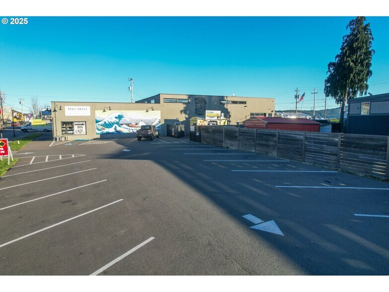 More Photos Of 790 N Bayshore Dr, Coos Bay Freestanding For Sale