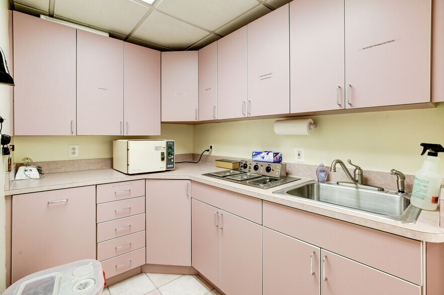 More Photos Of 931-947 Russell Ave, Gaithersburg Medical For Lease