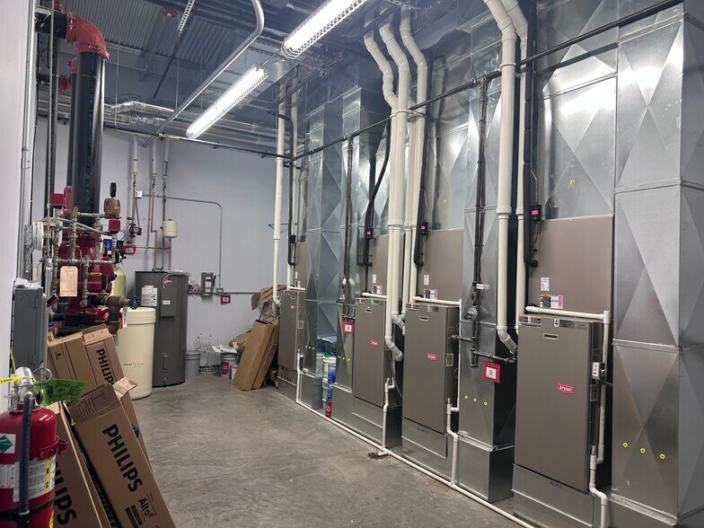 More Photos Of 205 Fairview Dr, Dallas Center Warehouse For Sale