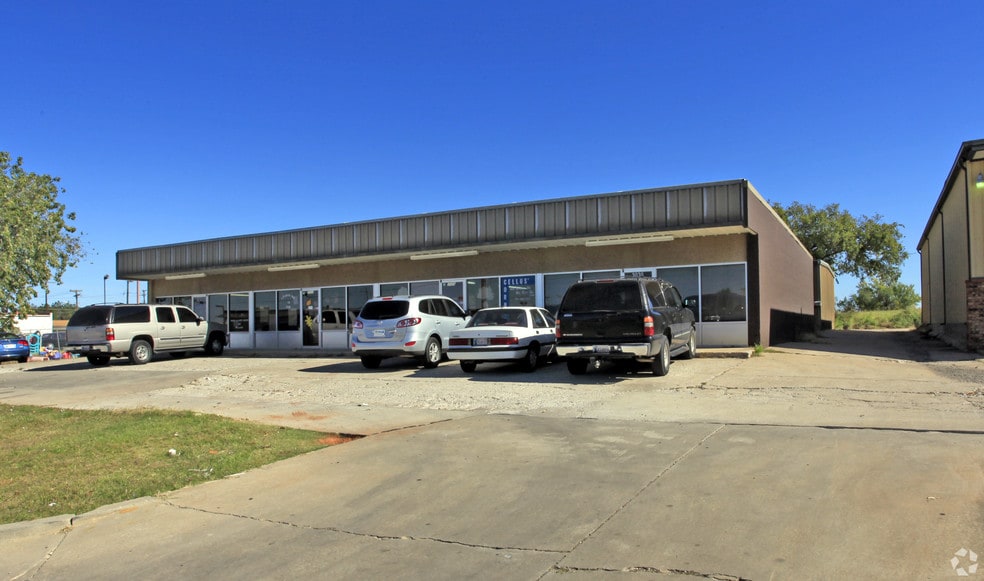 More Photos Of 3018-3030 Epperly Dr, Oklahoma City General Retail For Lease