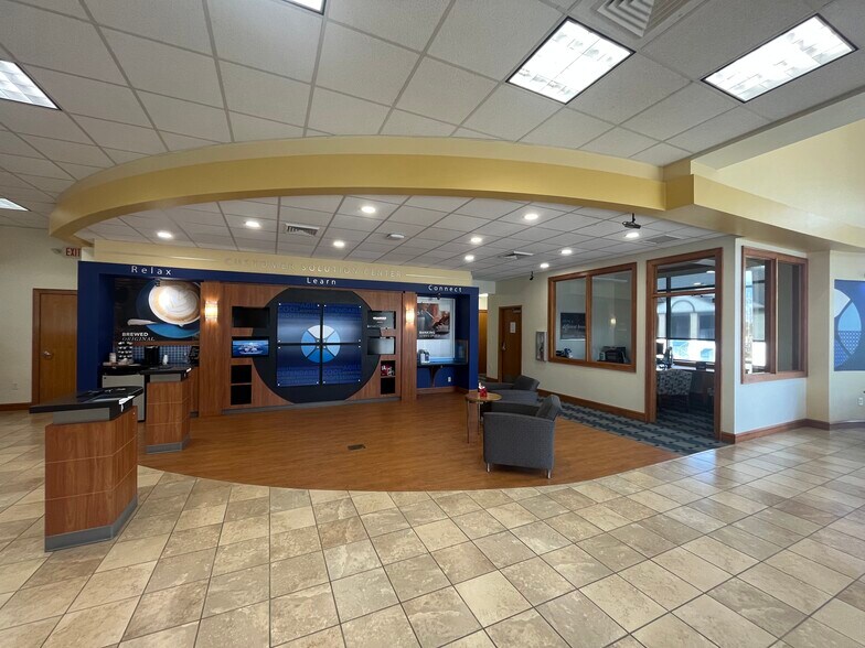 More Photos Of 1011 Cooktown Rd, Ruston Bank For Lease