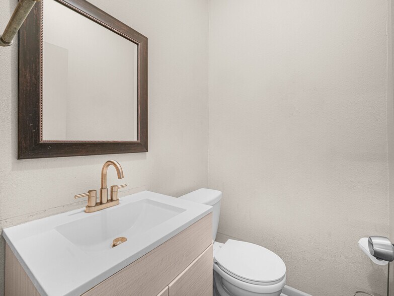 More Photos Of 16110 US 27, Lake Wales Light Distribution For Lease