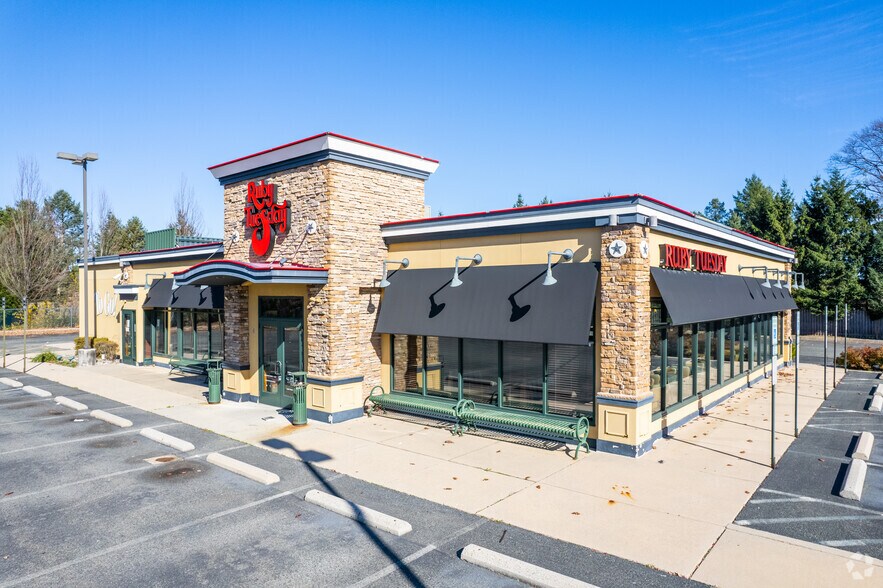 More Photos Of 3995 W Tilghman St, Allentown Restaurant For Lease