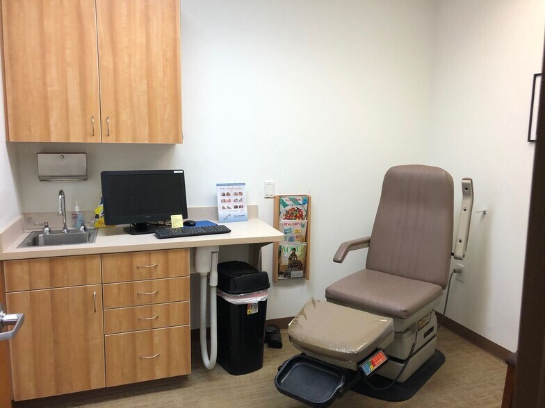 More Photos Of 2201 E Nine Mile Rd, Pensacola Freestanding For Lease