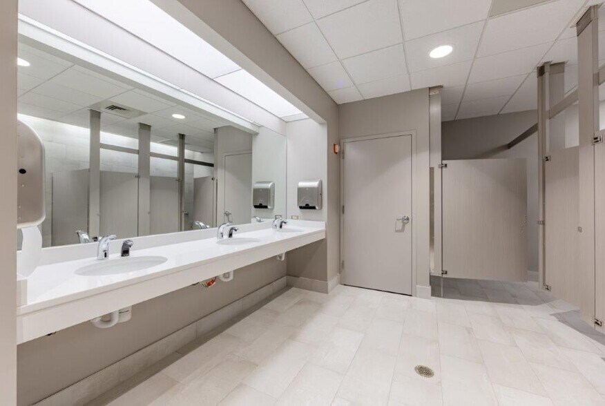 More Photos Of 8510 McAlpine Park Dr, Charlotte Unknown For Lease